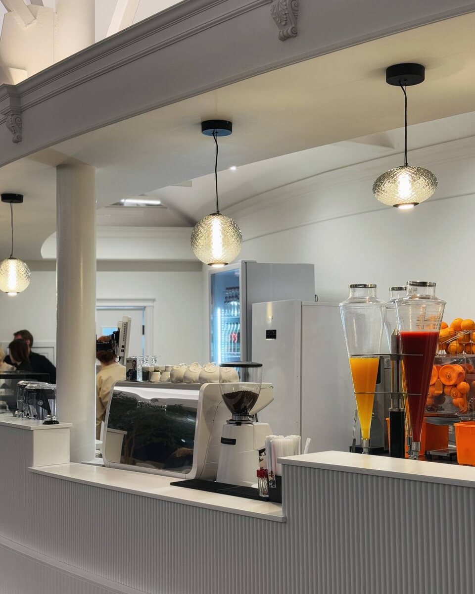 Бар, как и все кафе выполнено в приятном белом цвете. Надеюсь, таким он и останется.