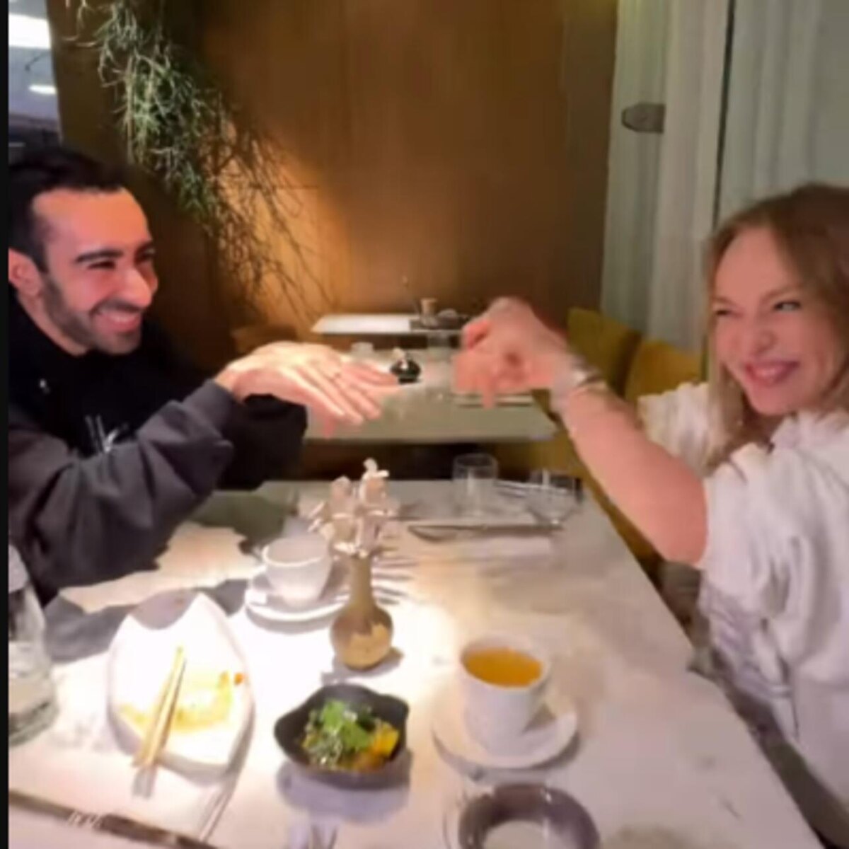    Альбина Джанабаева с блогером Раулем Эстевасом. соцсети