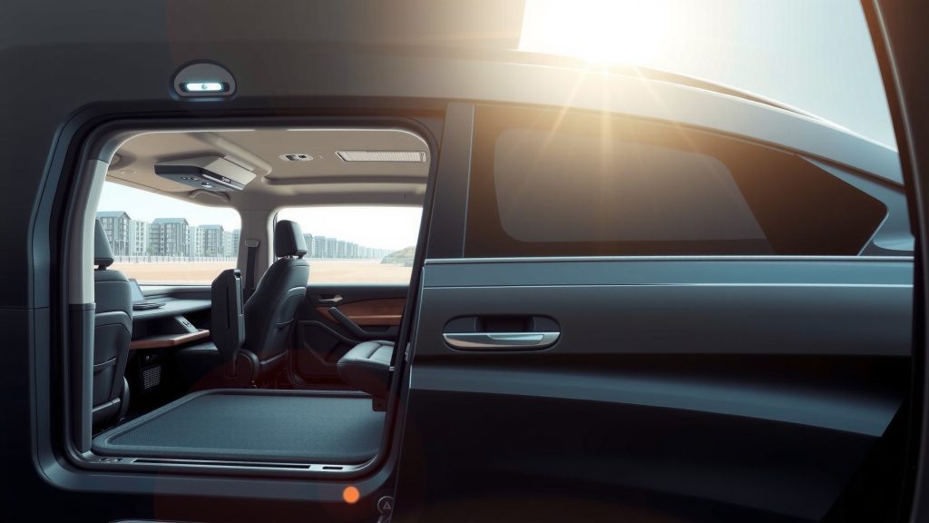    Какой семейный фургон-минивэн 2025 лучше для дальних поездок?