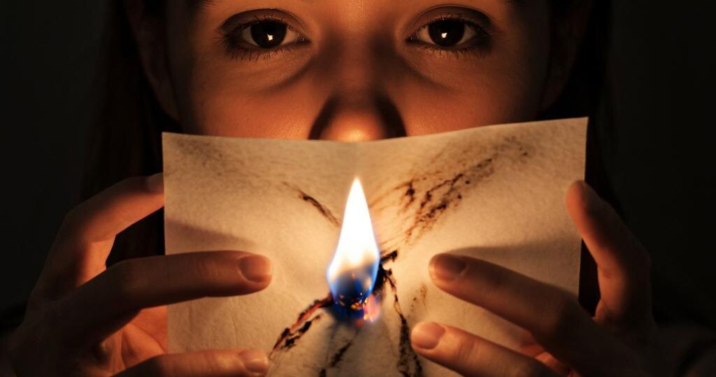 «Я сжигала листы с болью — и с каждым разом становилась свободнее»