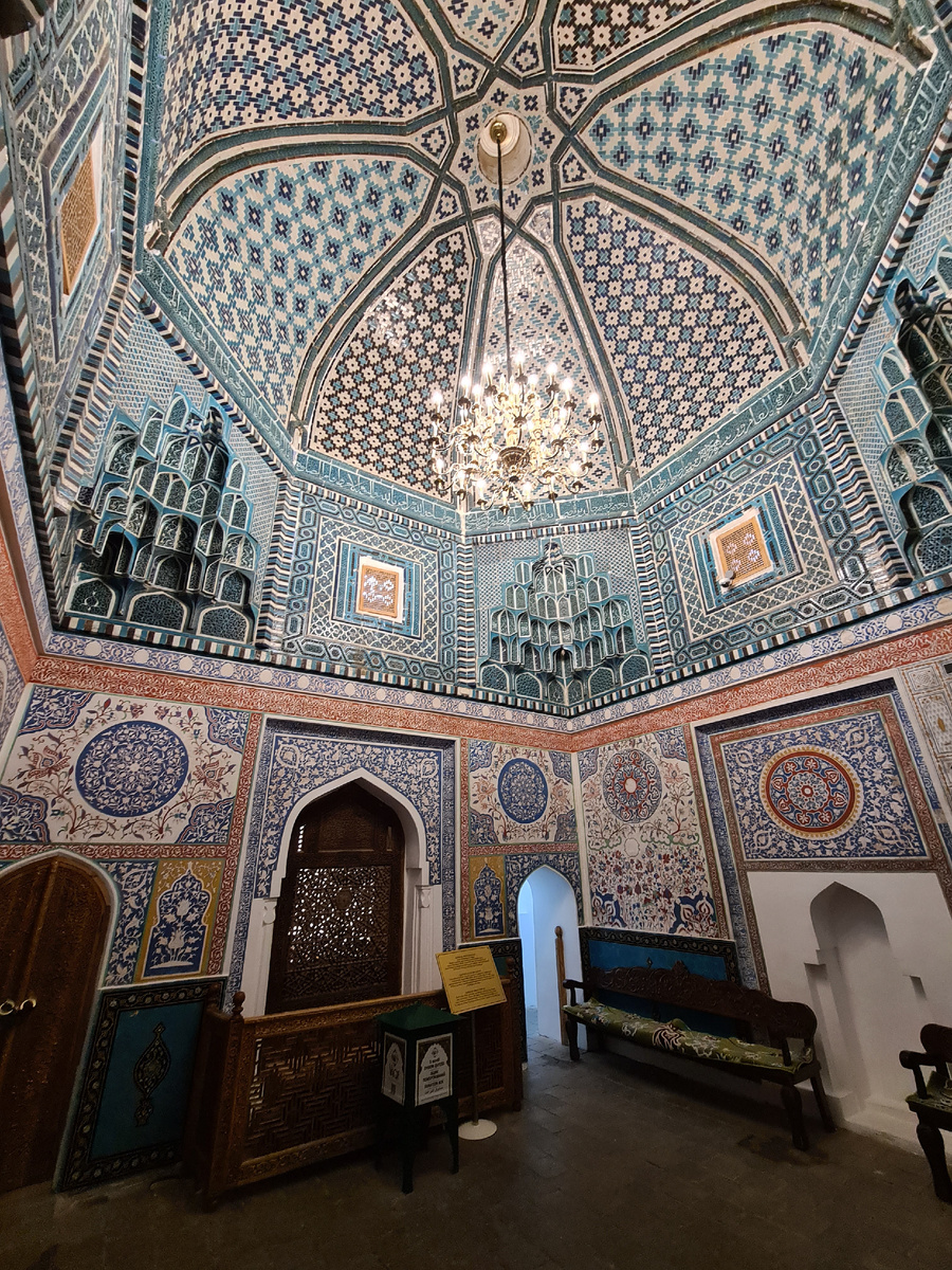 интерьер мавзолея Кусама-ибн-Аббаса ==>