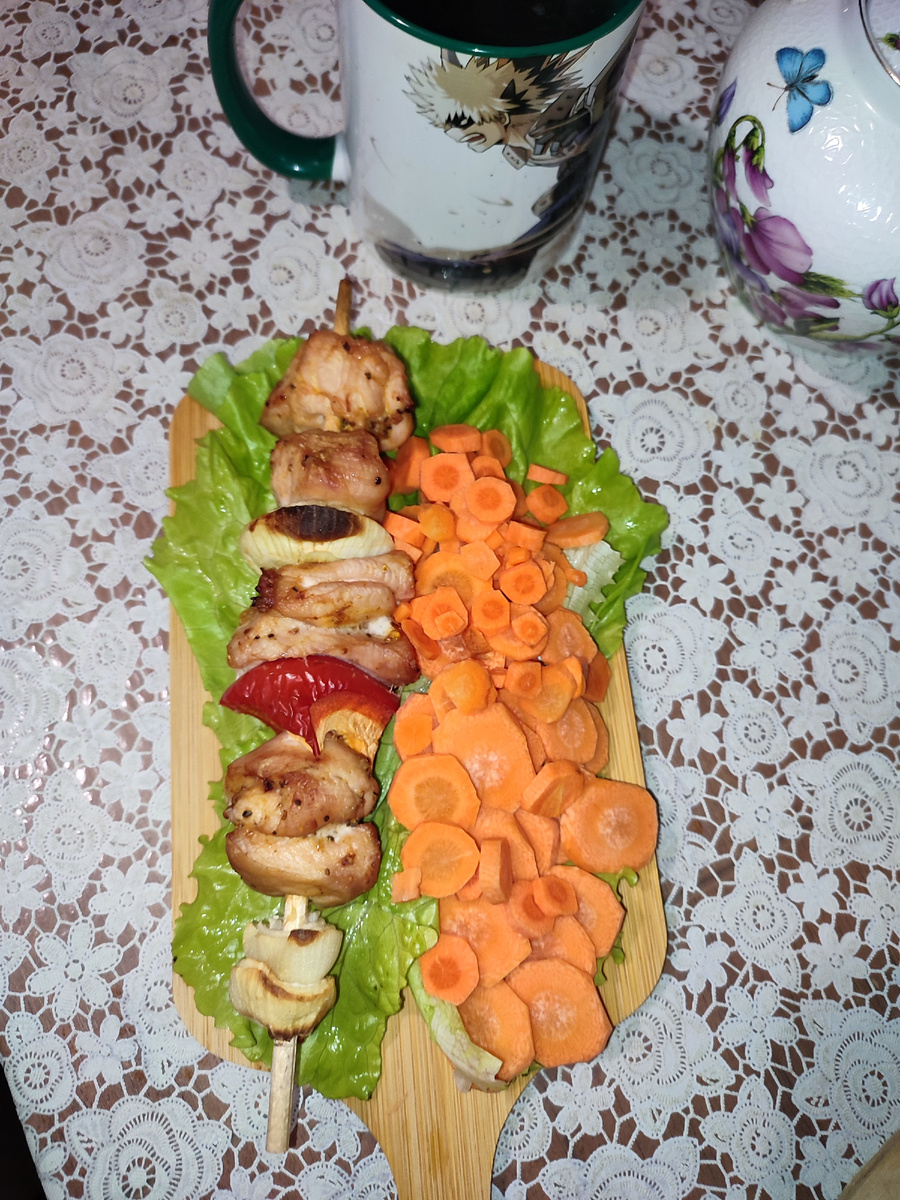 Первый раз делала шашлык в духовке. Очень вкусно! Морковь свежая. 