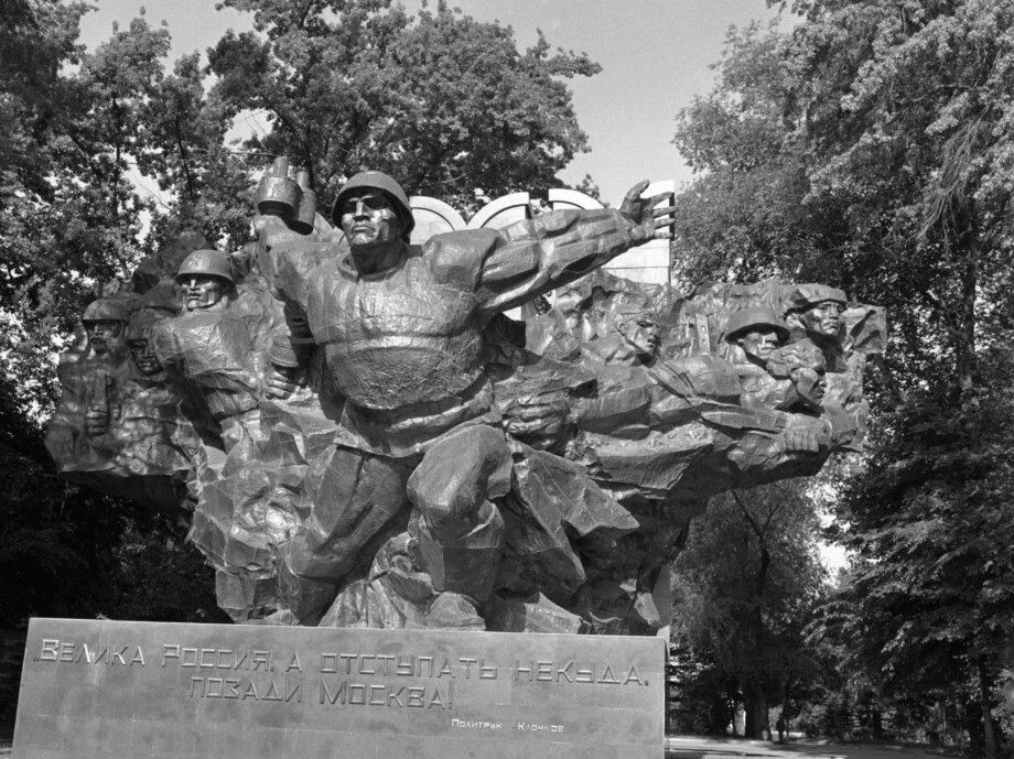 Памятник героям-панфиловцам в Алма-Ата (Казахстан)