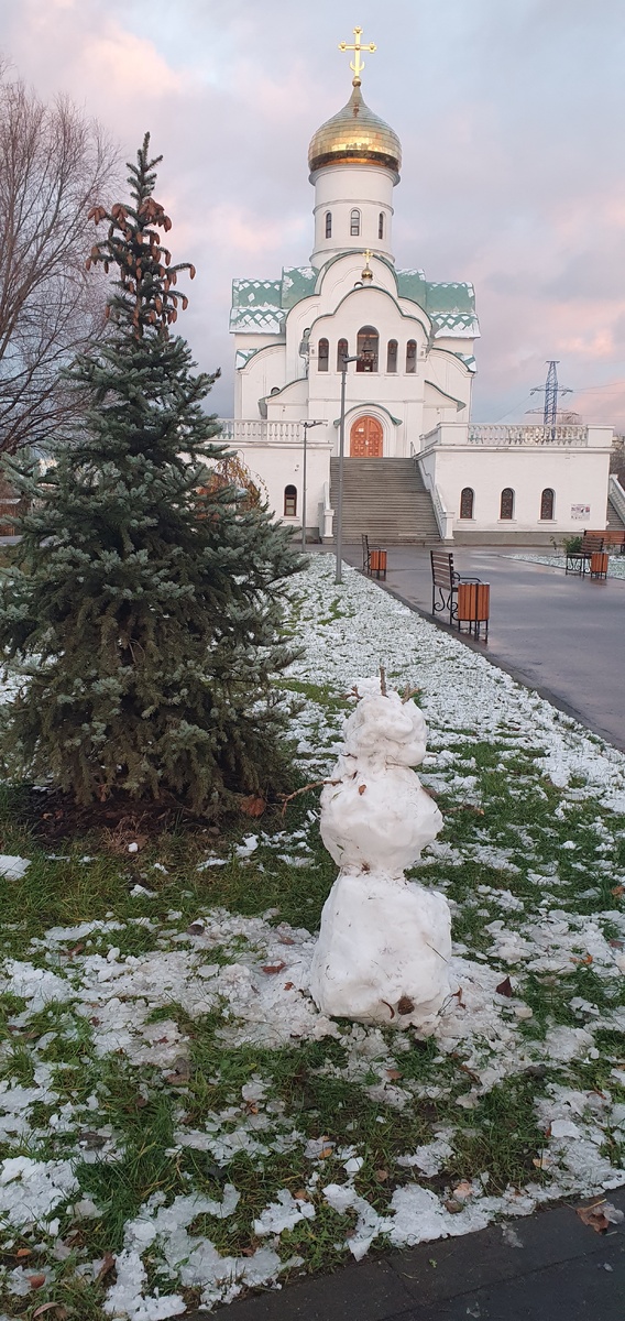 Первый снеговик. Фото автора.