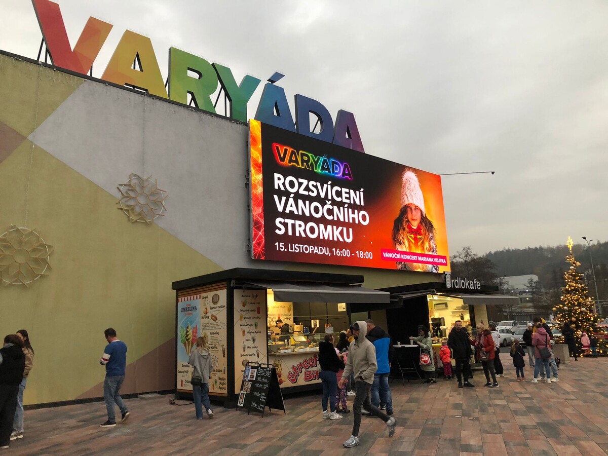 На экране на здании торгового центра Варьяда надпись: " Зажигаем Рожественскую елку" 15.11.205 16.00.-18.00