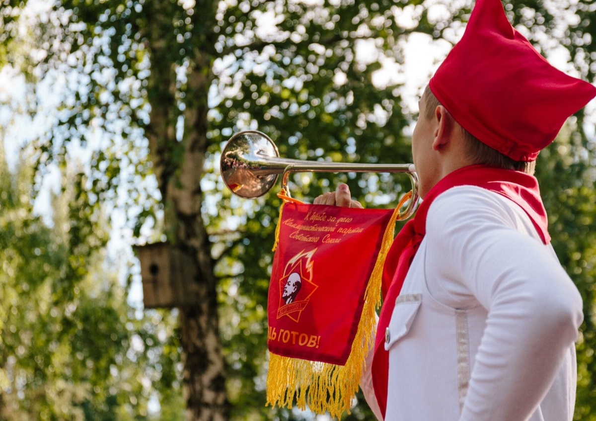 Горн утром созывает на линейку