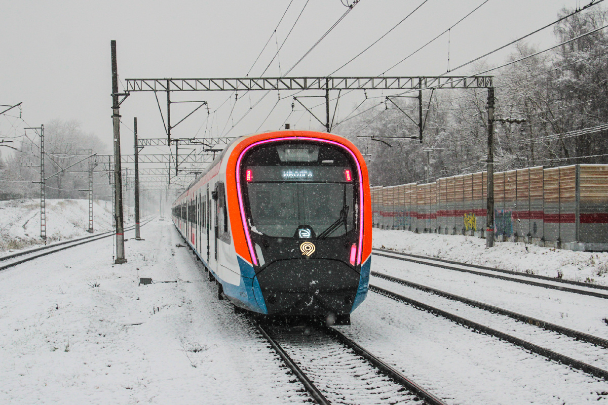 Электропоезд ЭГЭ2Тв "Иволга 4.0" в первый день снега за осень этого года. 