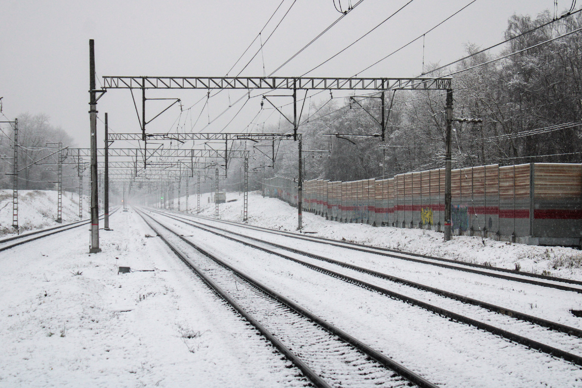 Место, откуда я и решил производить съемку. Ну а что, вроде выглядит вполне неплохо. Если б не громадный забор, вообще было бы не до чего докопаться. 