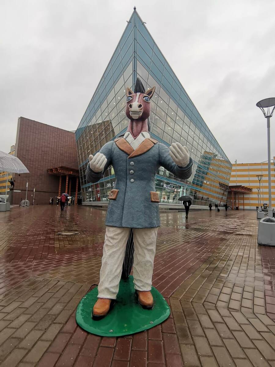 Возле входа торгового центра.