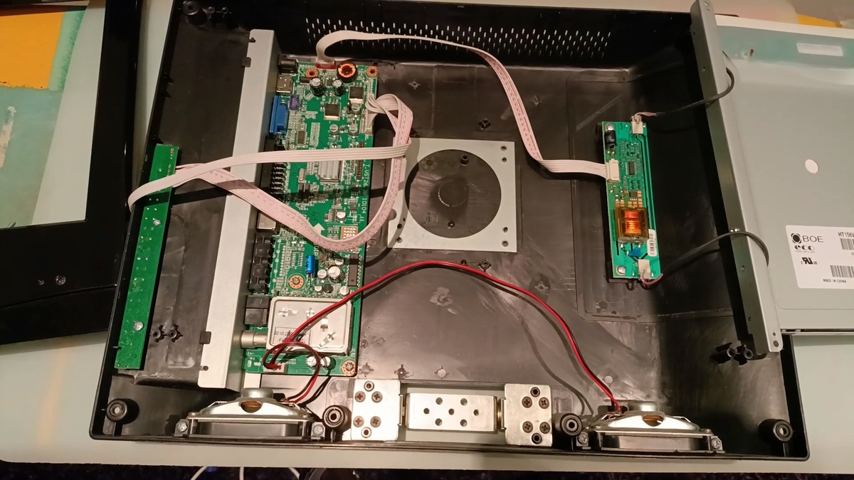 Вскрытый телевизор Hyundai H-LCD-1512