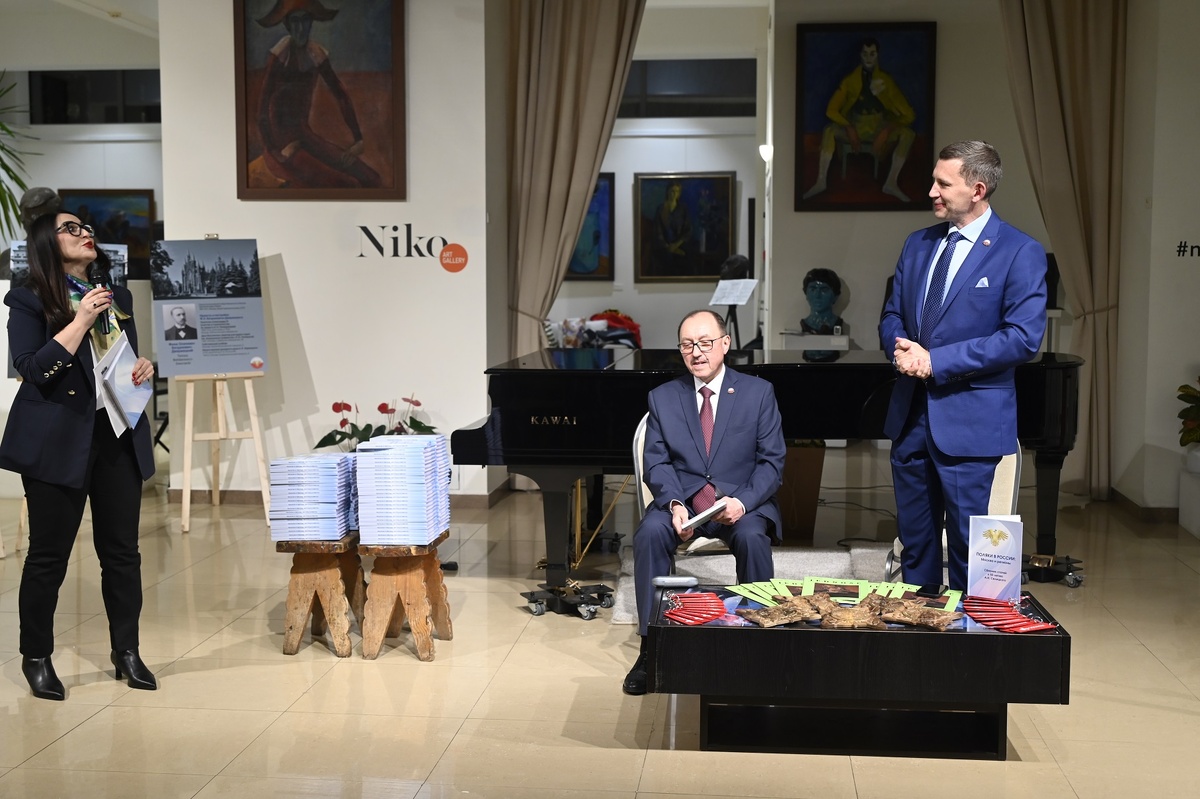 Слева направо: пани Катажина, сотрудница посольства, писатель и общественный деятель Виталий Задворный и юбиляр. 