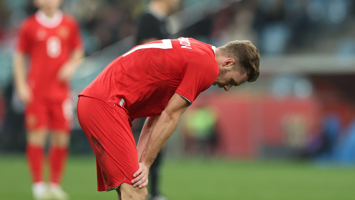    Максим Глушенков после поражения сборной России от Чили (0:2) 15 ноября.Александр Федоров