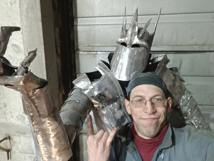 Денис Майер со своим творением (на момент съемки еще незавершенным). Цельнометаллическая шелезяка / vk.com