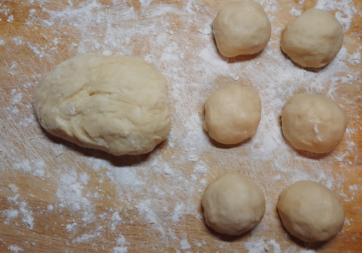 Разделить тесто на небольшие части, скатать шарики. Фото автора