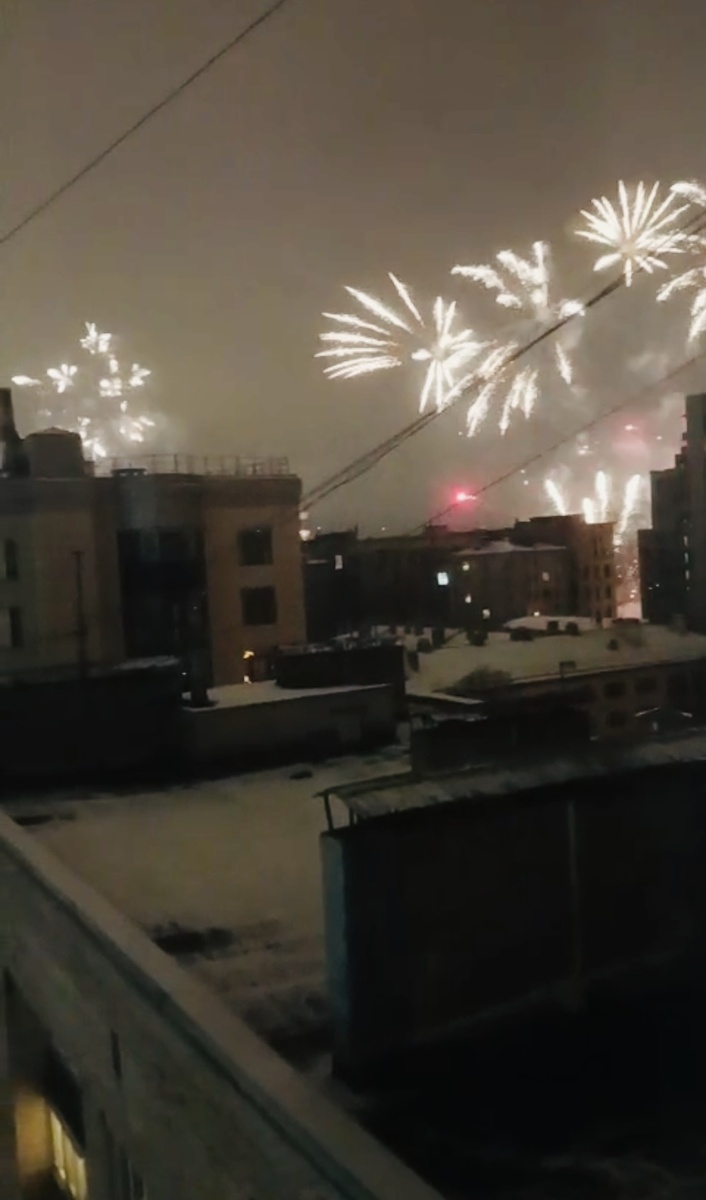 Кто-то отмечает 15 ноября роскошными салютами с Каменного и Крестовского островов) Фото автора 15 ноября 2025