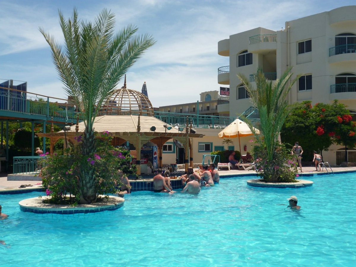 Это не сотрудники в нашей столовой - это соОтдыхающие в бассейне Хургады. Фото из архива автора.