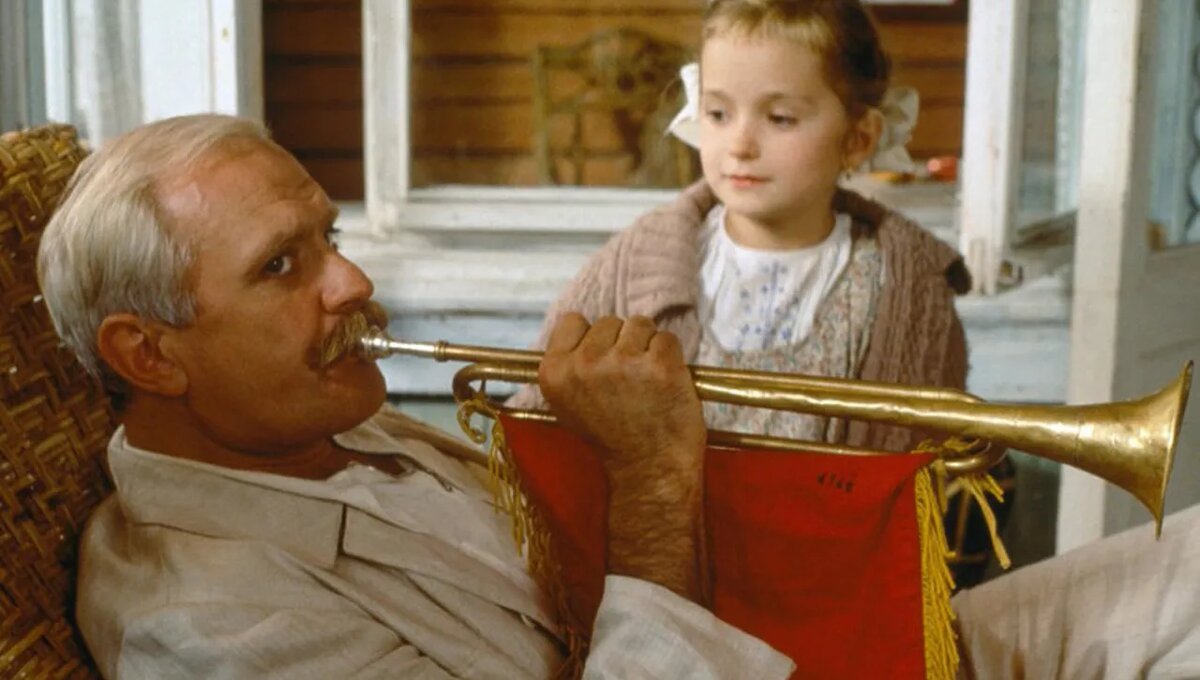 Кадр из фильма "Утомленные солнцем"