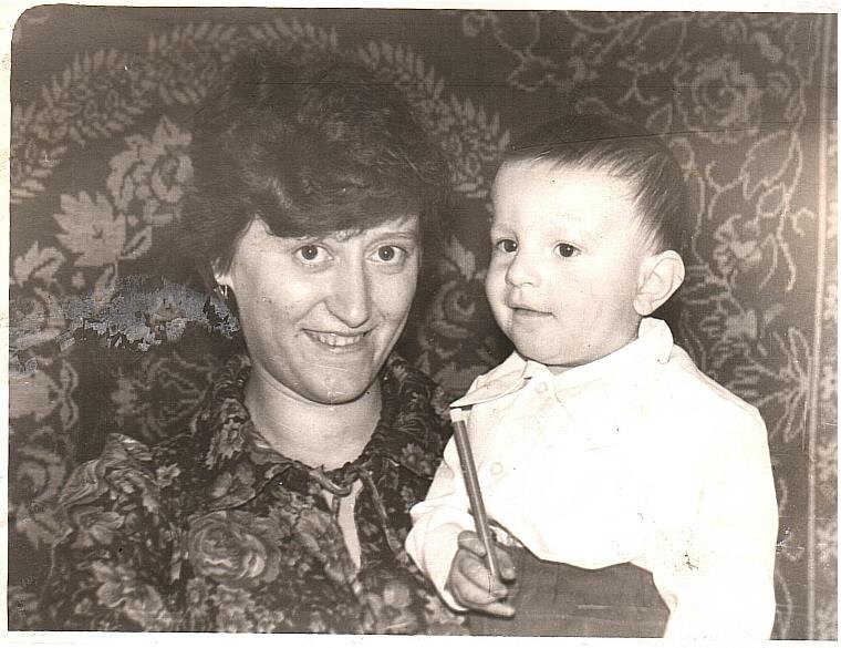 На фото: Мама Тамара Николаевна с младенцем Костей. 1984 год