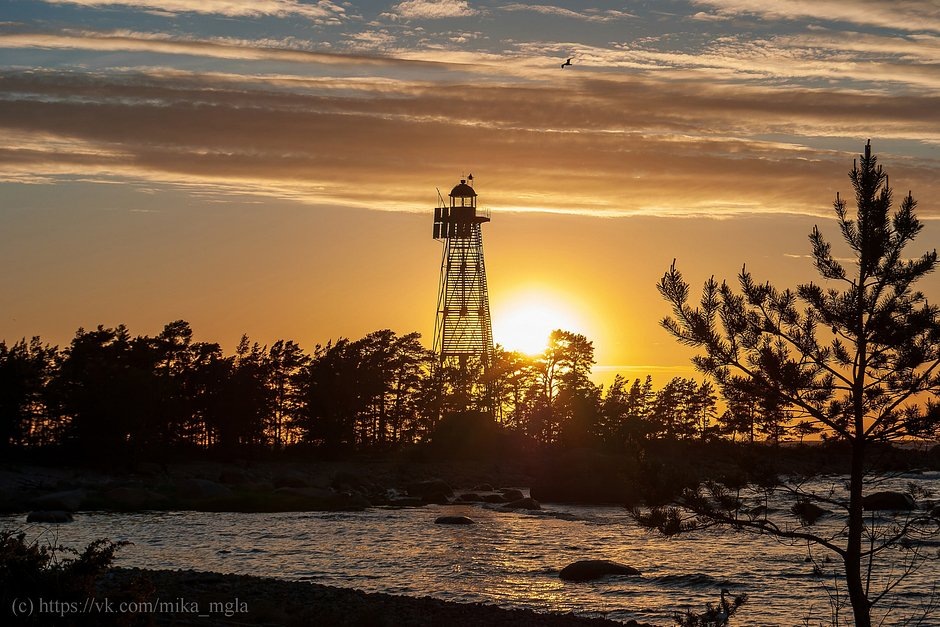 Маяк острова Мощный. Финский залив Балтийского моря