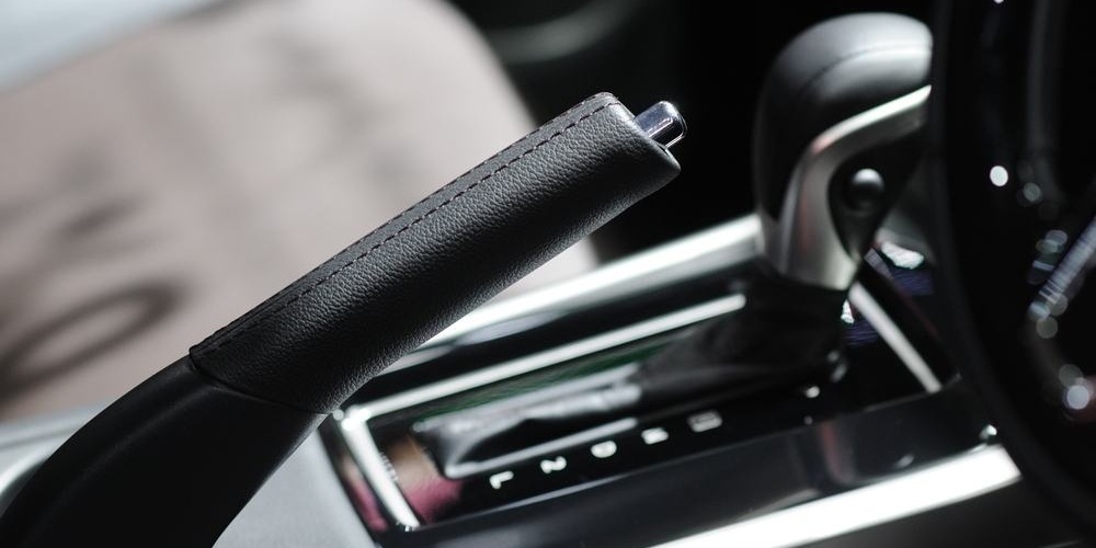 Зачем нужен стояночный тормоз в авто с АКПП?