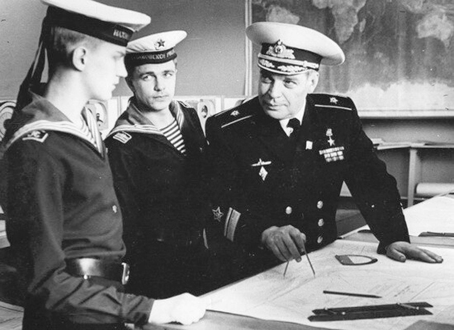 Лев Николаевич Столяров на занятиях с нахимовцами.