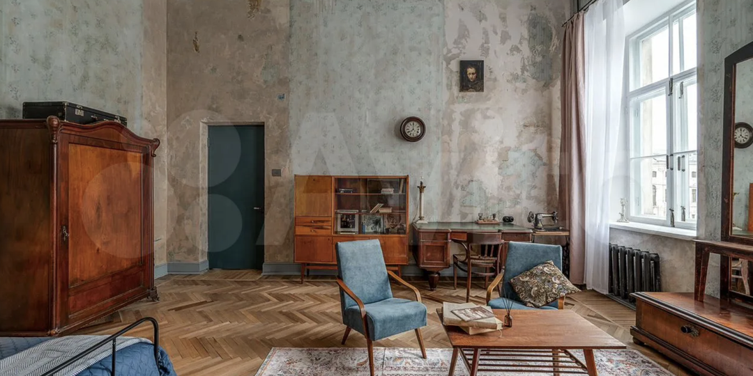 Однокомнатная квартира на Невском проспекте с окнами на реку Мойку и дом 1741 года