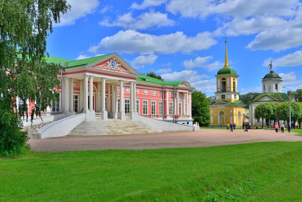 Живу неподалеку от Кусково, с детства очень люблю тут гулять. Атмосферное место, хорошо, что сохранилось до наших дней