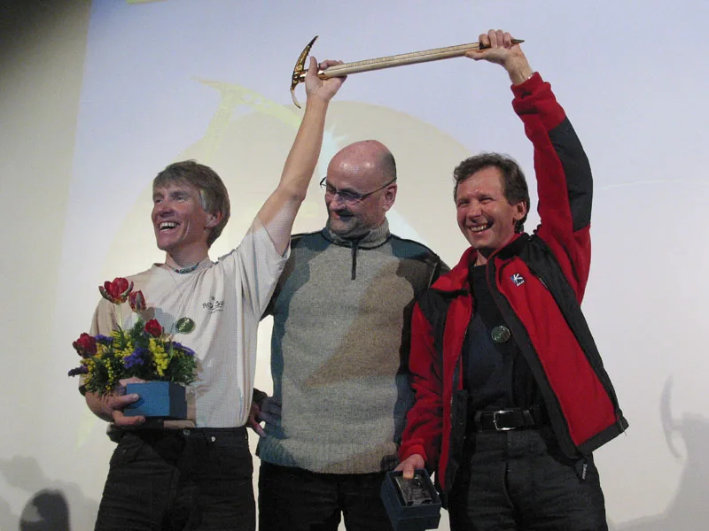 Победители 2004 года Валерий Бабанов и Юрий Кошеленко. Награда получена за восхождение на Нуптце Восточную (7804 м) по южному ребру (маршрут «Лунная соната»)