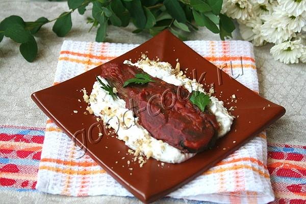 Запечённые баклажаны в острой глазури с ореховым соусом