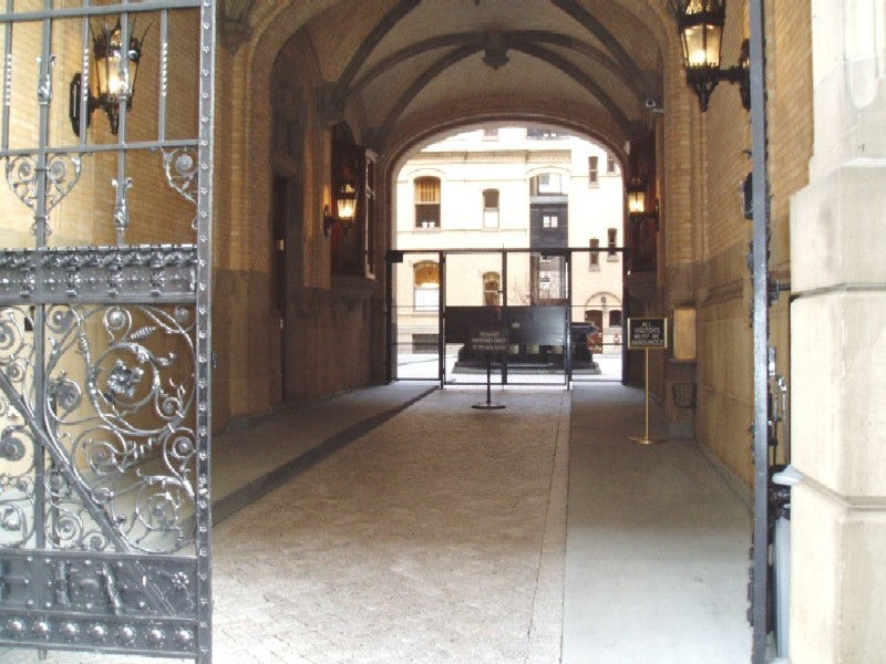 Фото с сайта https://ru.wikipedia.org/wiki/Дакота_(здание)#/media/Файл:Dakota2.jpg