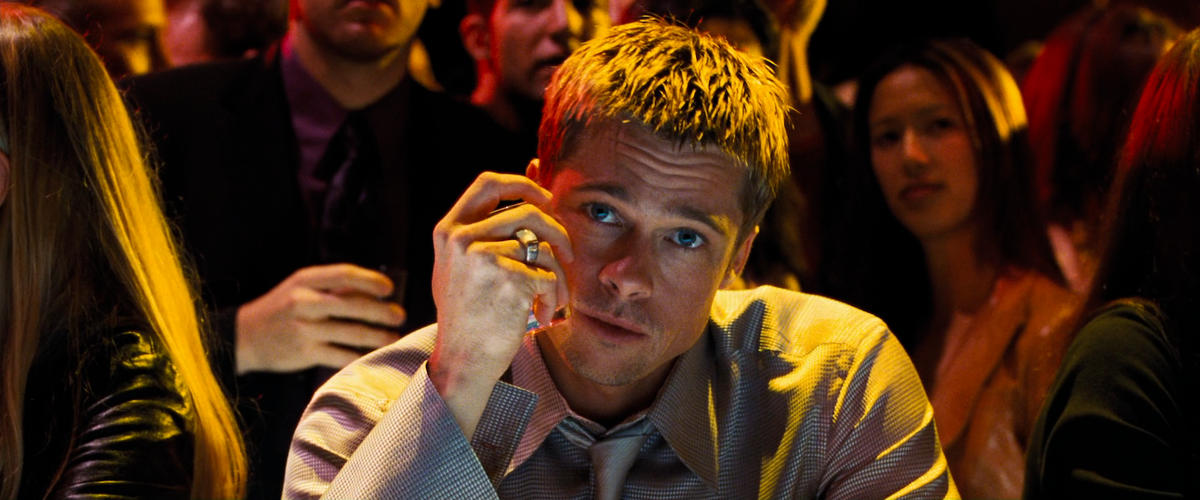 Расти выпивает в баре стрип-клуба. Сцену освещает мягкий верхний свет. / 11 друзей Оушена, реж. Стивен Содерберг.