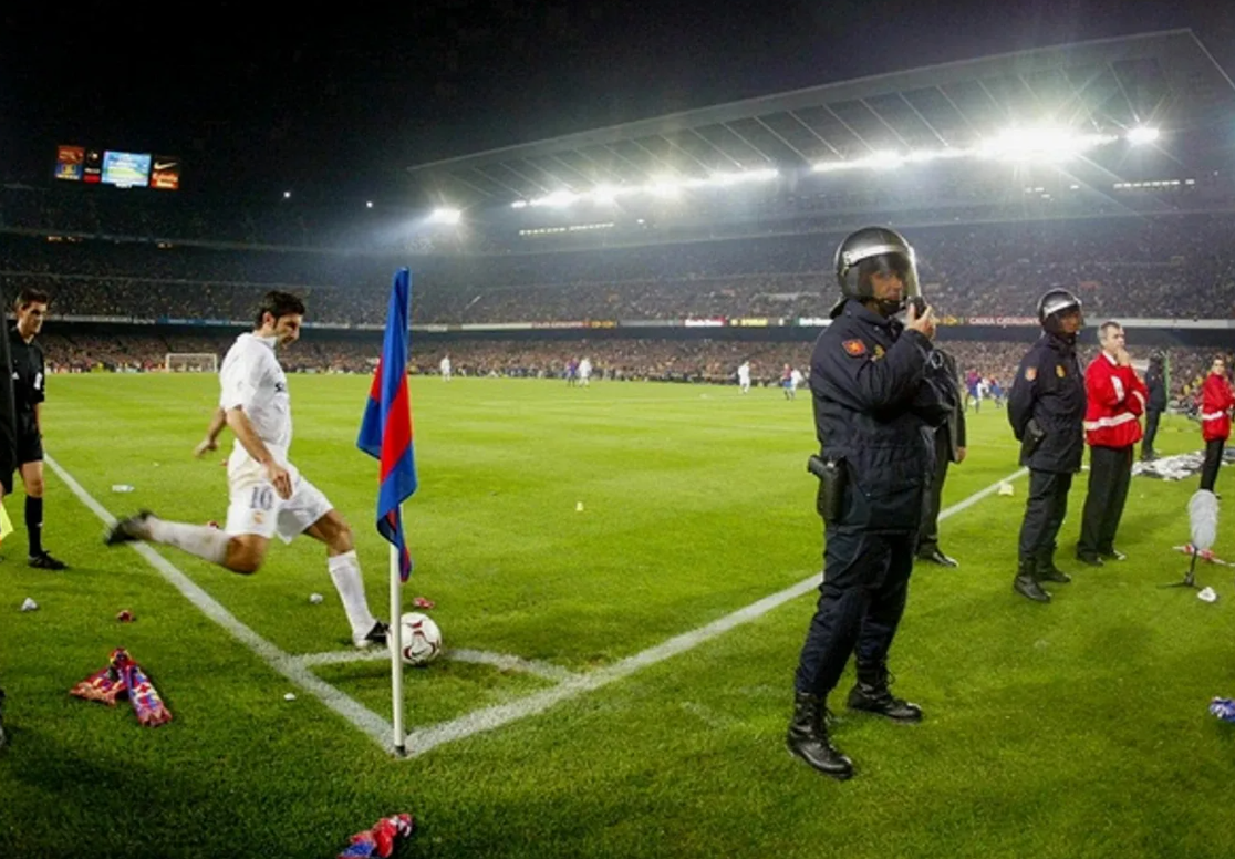 2002 год. Эль-Класико, во время которого фанаты "Барселоны" бросали предметы в Луиша Фигу за его переход в "Реал Мадрид"