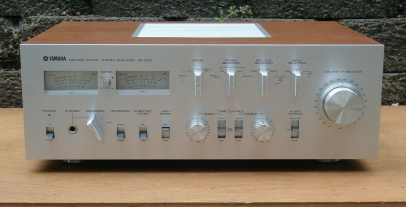 Yamaha CA-2010. Источник фото https://www.hi-fi.ru/magazine/audio/top50-vintage-amp/