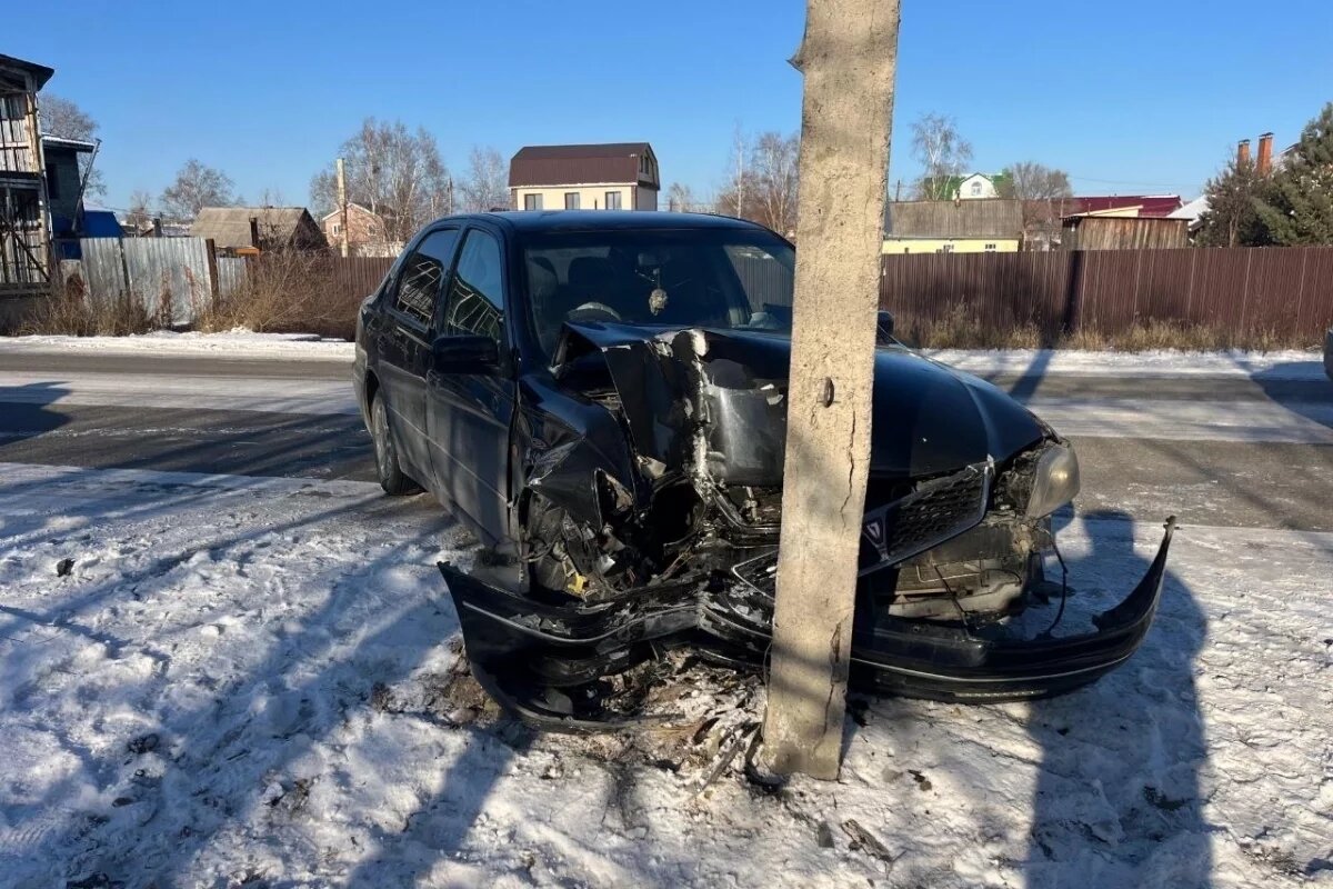    Комсомольчанин на Toyota Vista впечатался в столб, везя домой пьяного друга