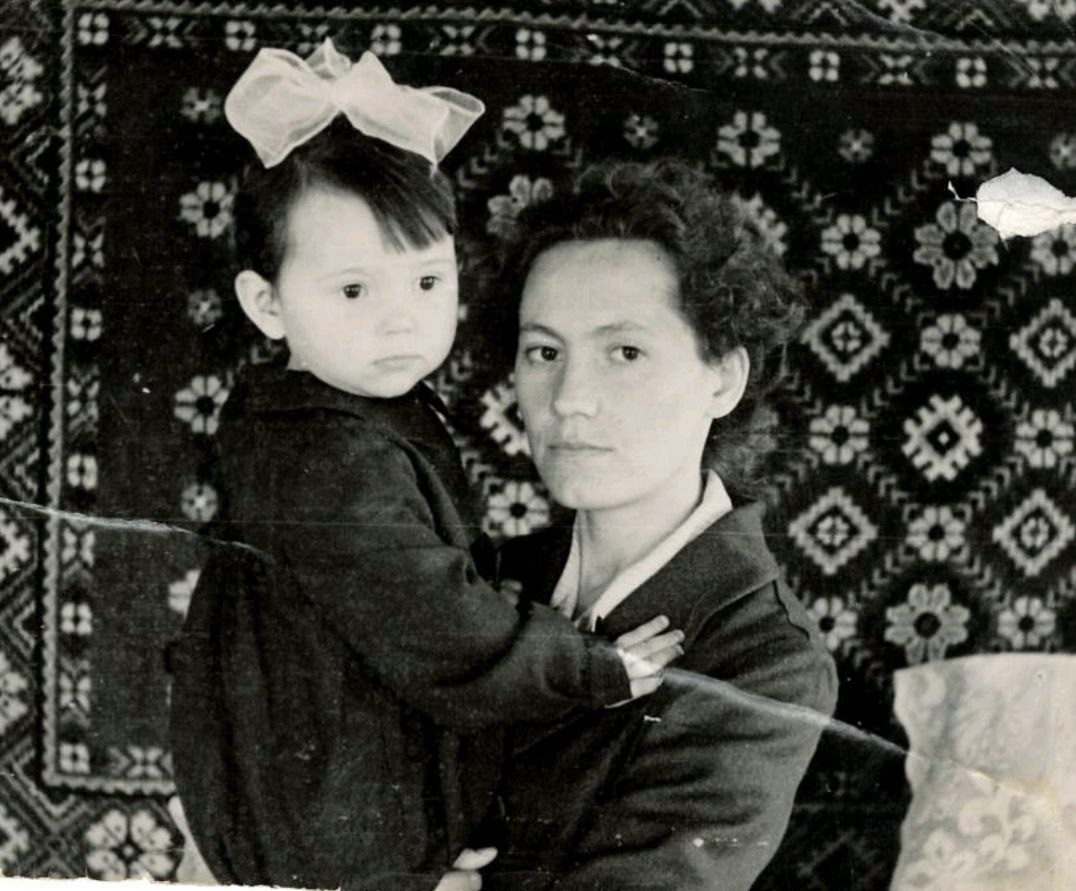 Бабушка с мамой