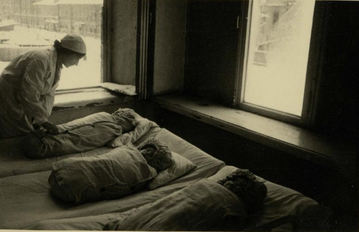 Дети в яслях спят на свежем воздухе.