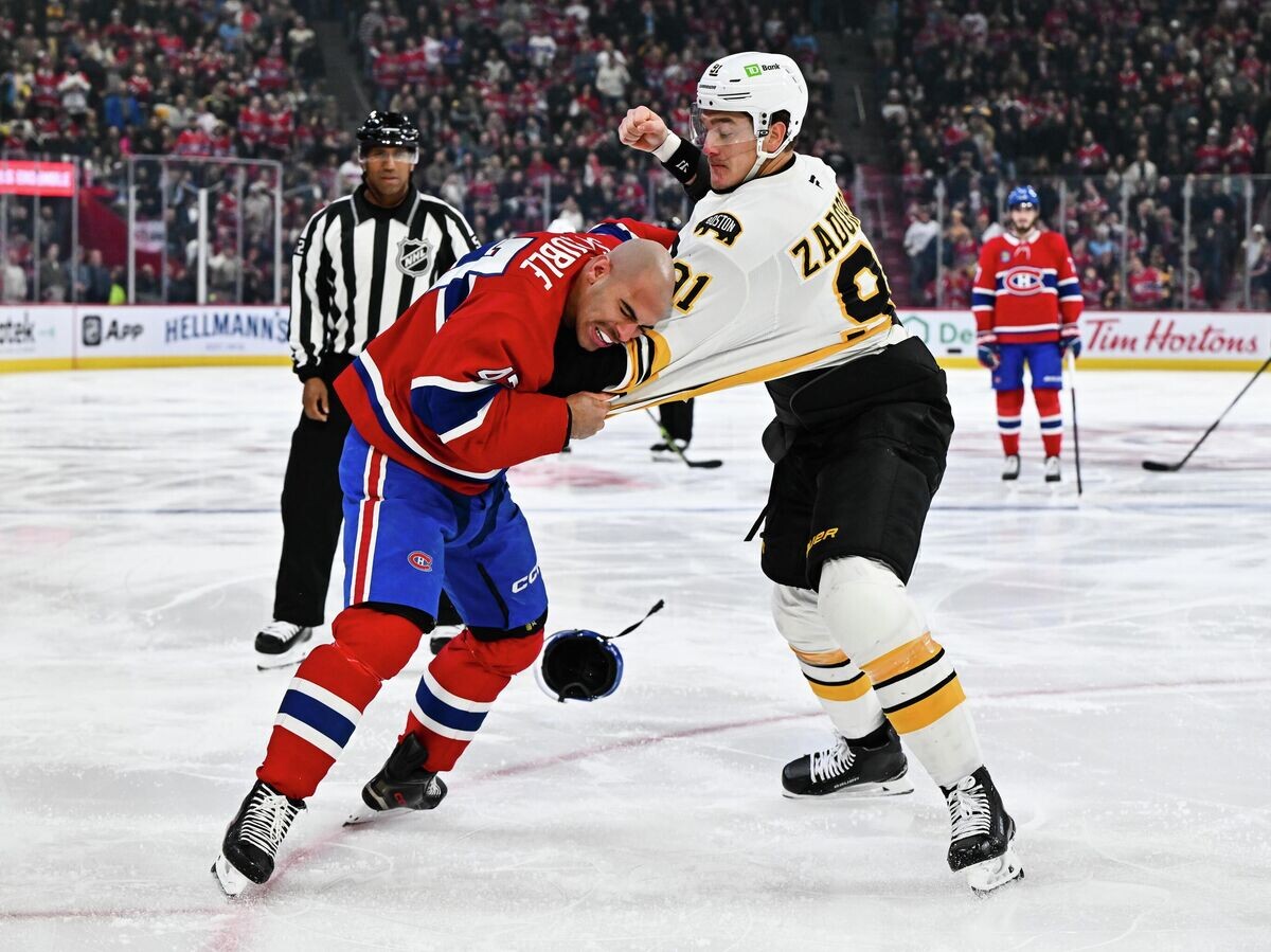    Хоккеист "Бостон Брюинз" Никита Задоров (справа)© Getty Images / Minas Panagiotakis