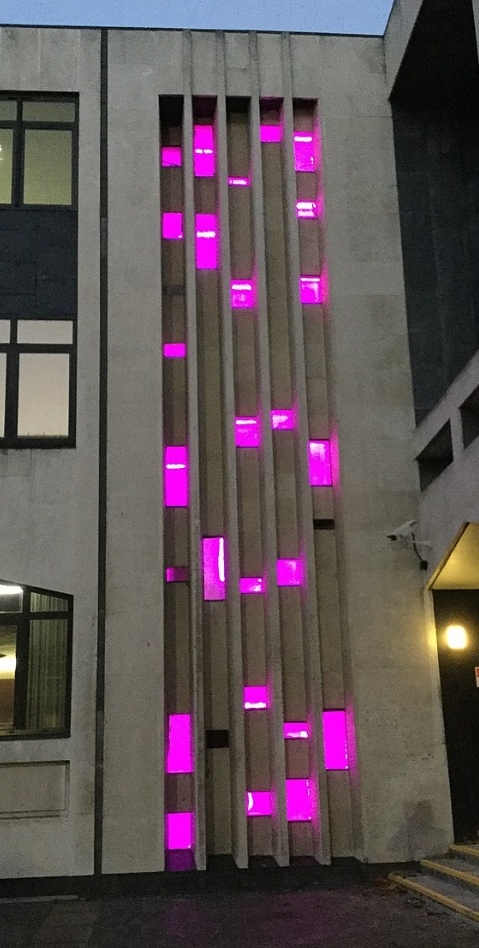 Цветная подсветка в окнах в Саутенд-он-Си в честь Международного дня недоношенных детей. Фото интернета.