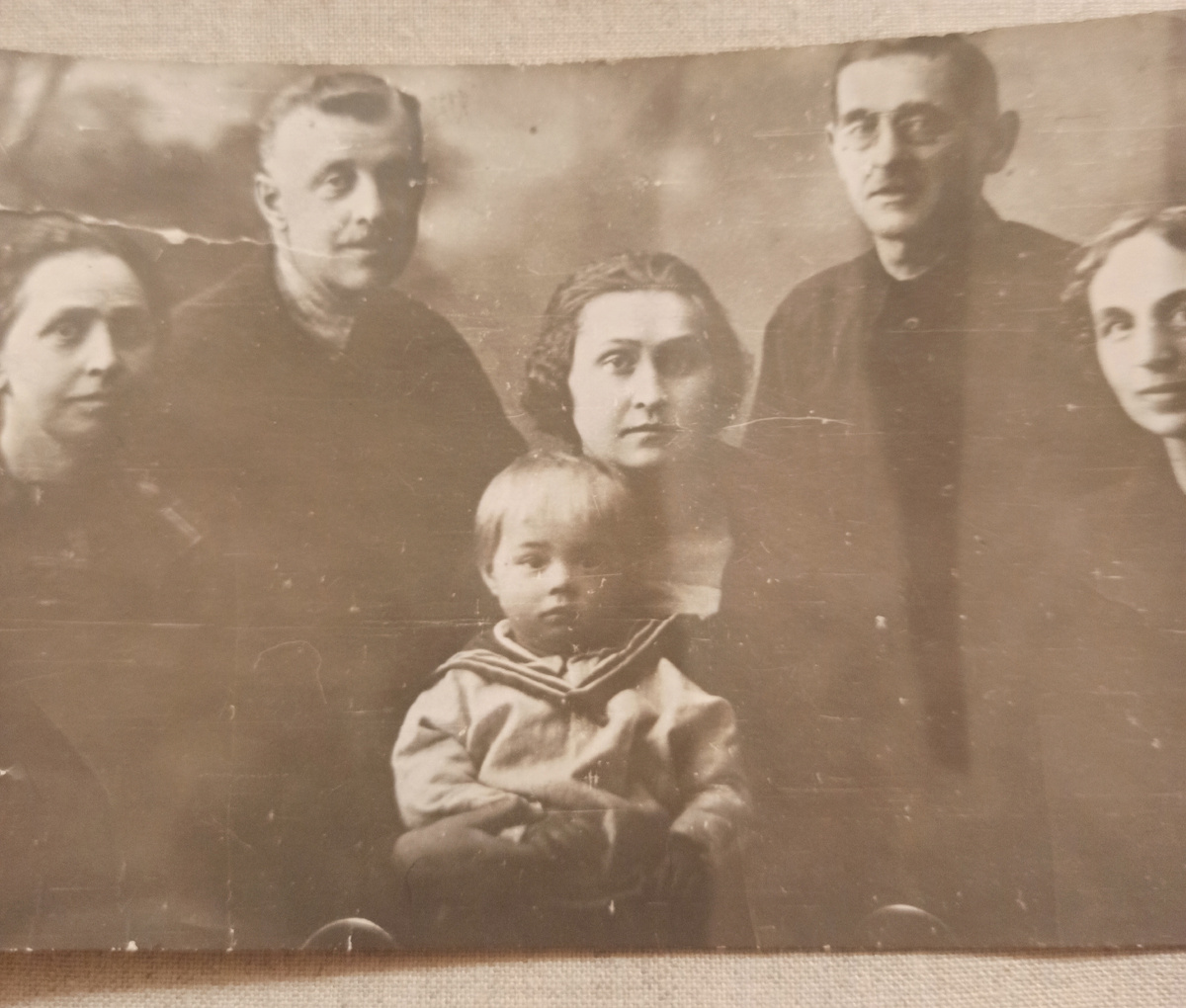 В центре - моя пробабушка Вера Васильевна. У неё на коленях - мой дедушка Валентин Евгеньевич. 