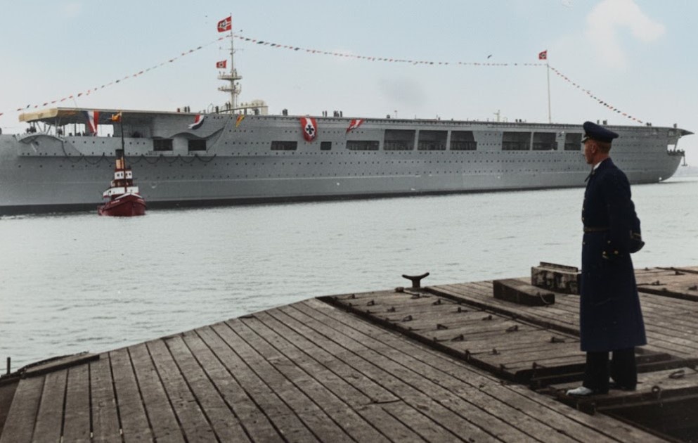 «Граф Цеппелин», сфотографированный на верфи Deutsche Werke после церемонии спуска на воду 8 декабря 1938 года. В носовой надстройке видны казематные установки для двух 5,9-дюймовых орудий.