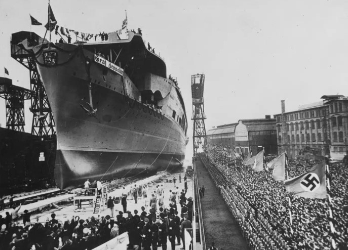 «Граф Цеппелин» сходит со стапеля на верфи Deutsche Werke в Киле 8 декабря 1938 года.