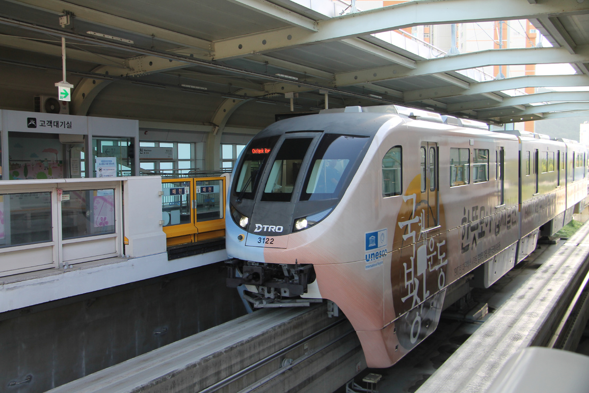 Монорельс прибывает на одну из станций. Тэгу. Южная Корея