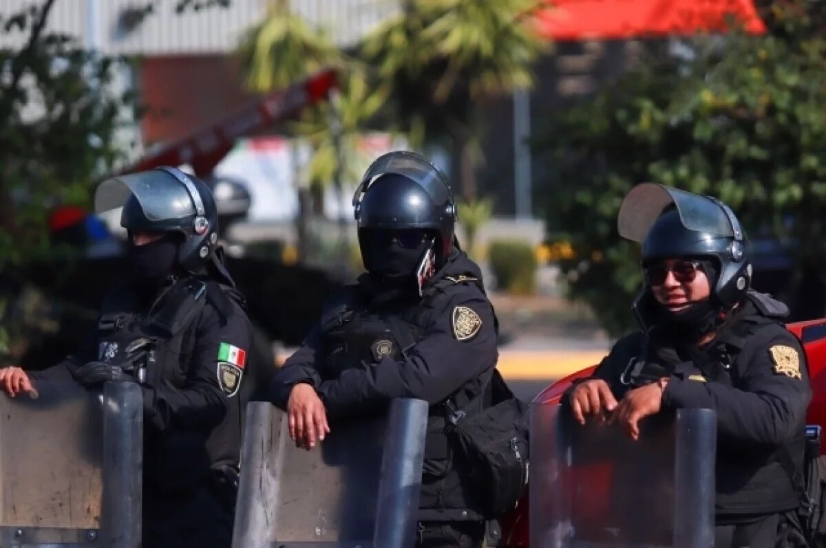    Более 100 полицейских пострадали в столкновениях с молодежью в Мехико