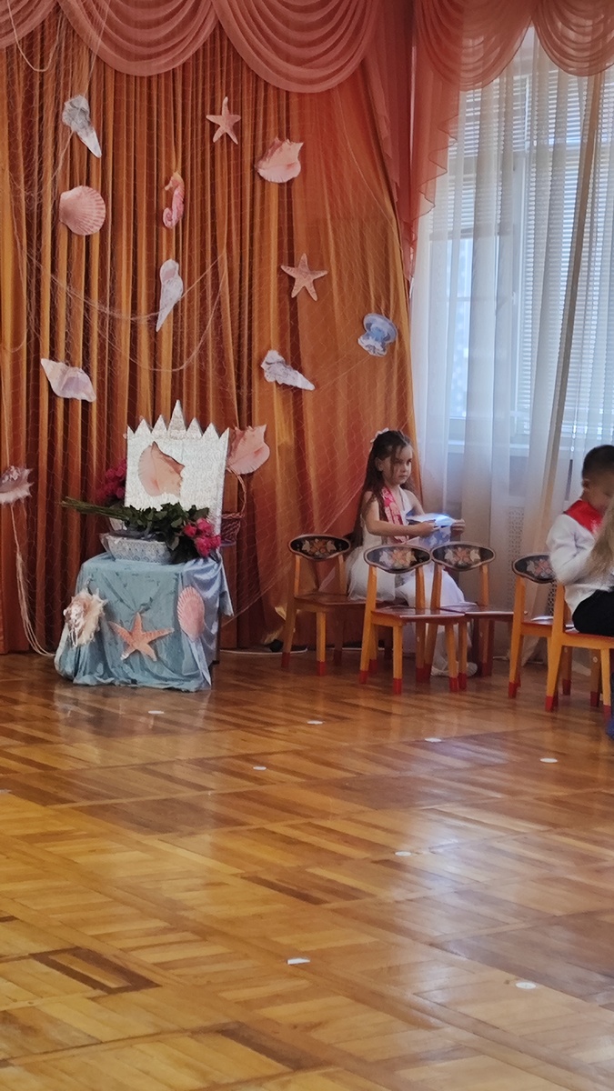 Сидит моё солнышко уже с альбомом