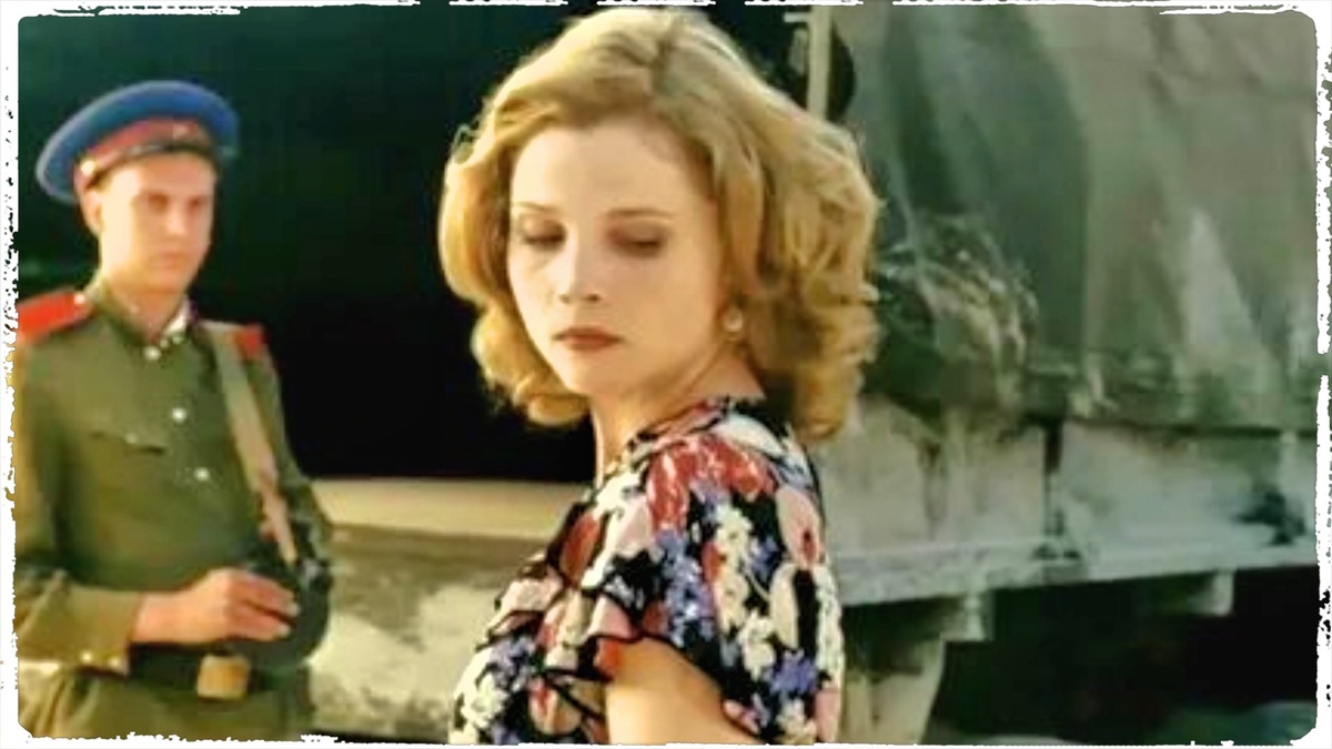 Мы привыкли видеть ее такой - яркой, эмоциональной, роковой. Но за этой улыбкой - 90-е, работа на фармфабрике и роль... трупа.