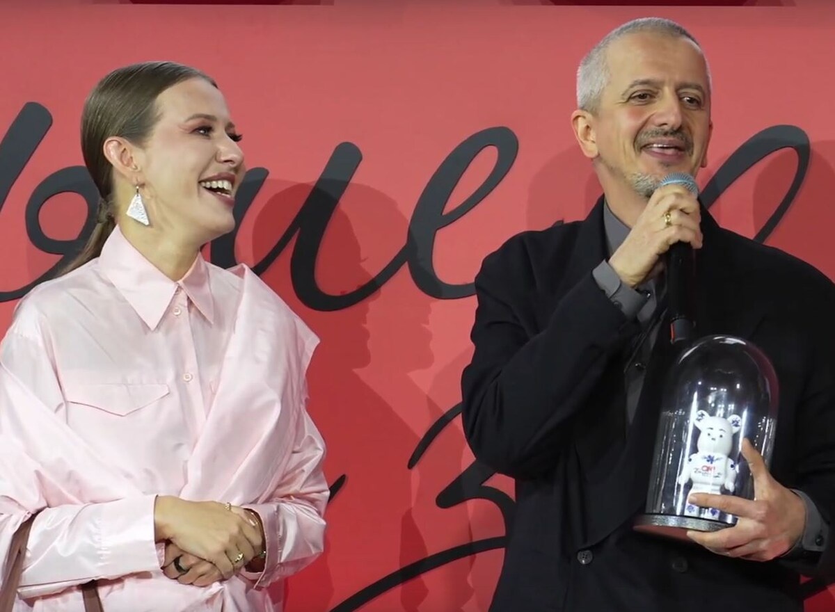 В руках у режиссера - приз. 