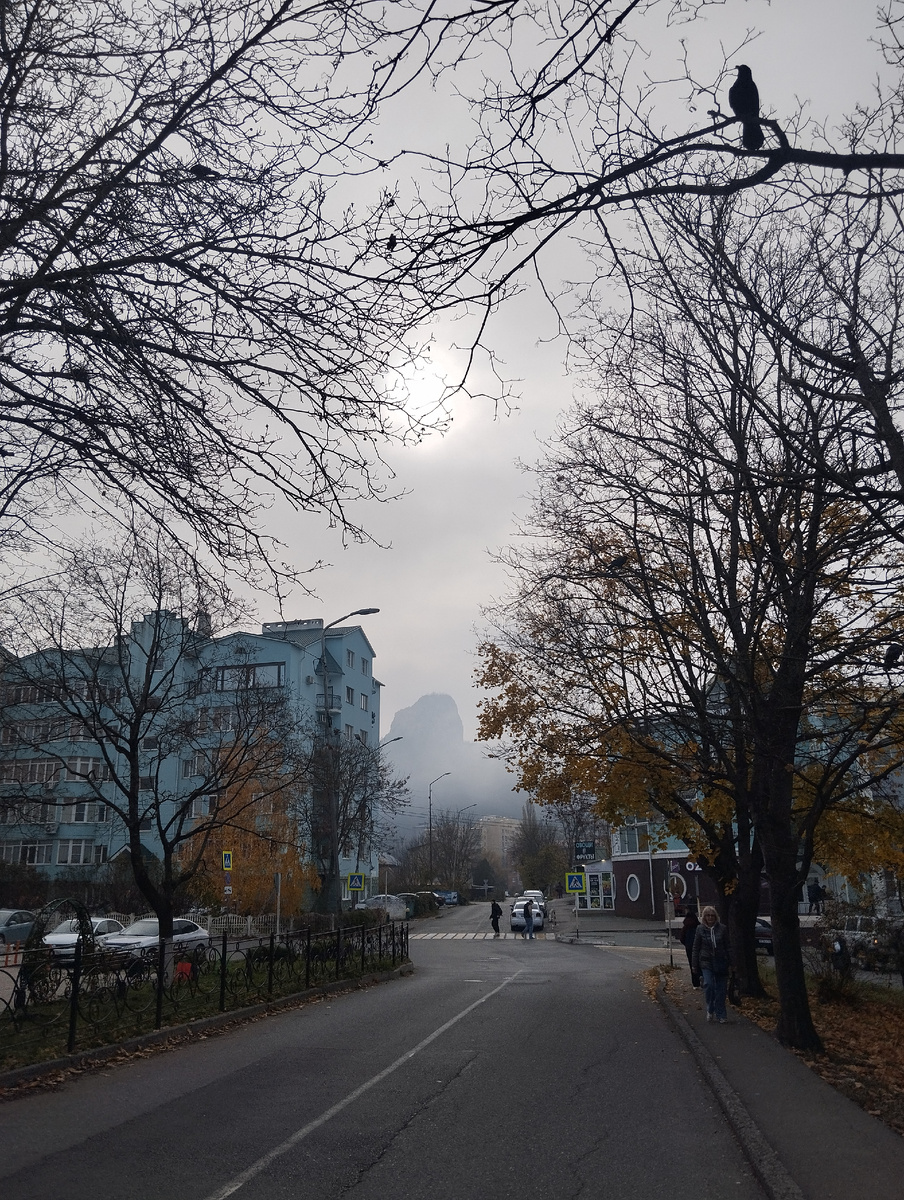 Когда город выходит из тумана, может получится, например, такая картина