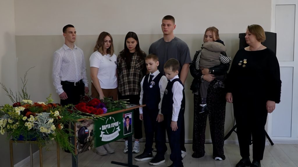    Право открыть "Парту Героя" было дано детям, внукам и Ирине, вдове Виктора Лысенко (справа). Фото Сергея Курбана. Лариса Криволуцкая