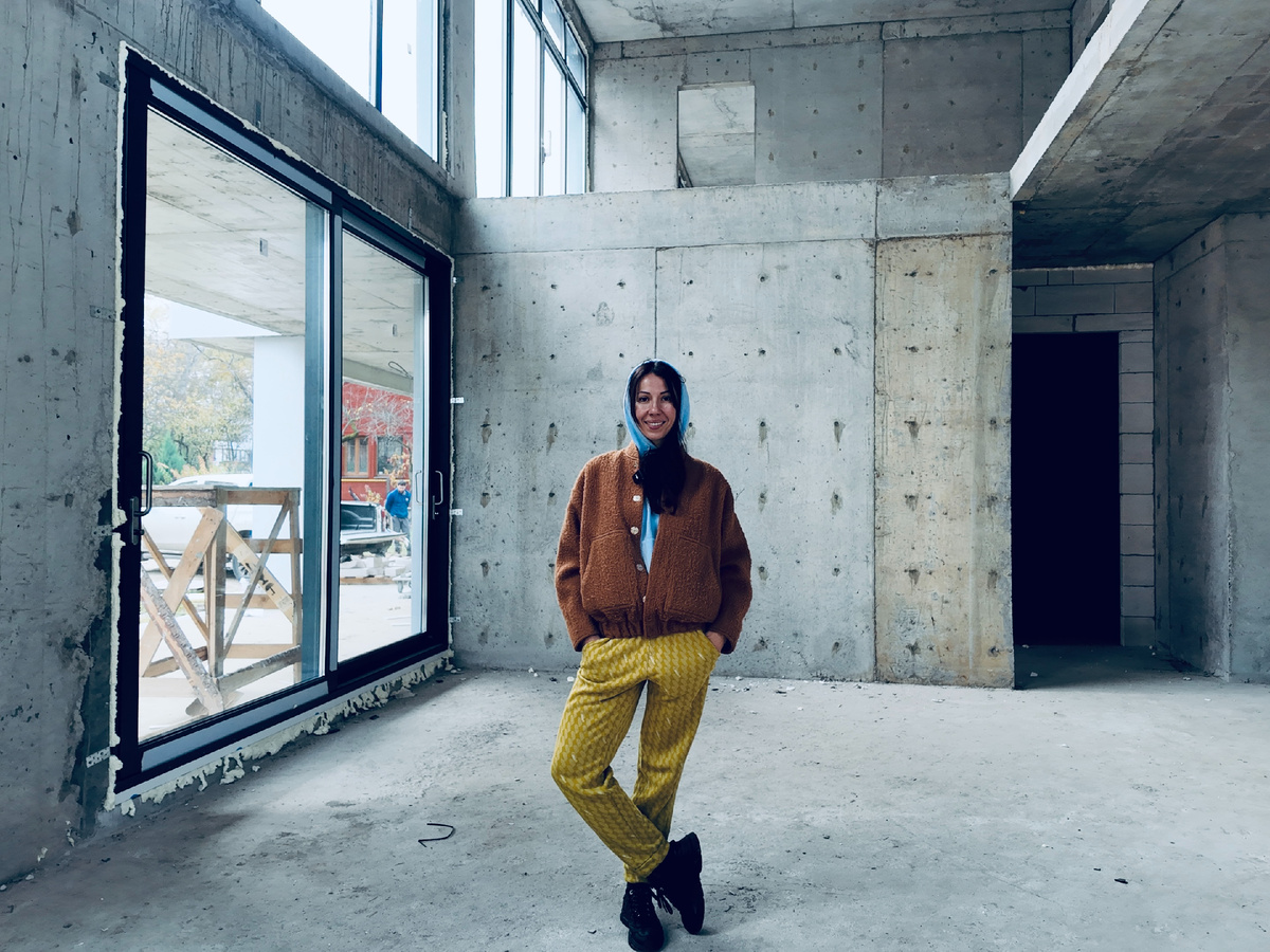 Вот ради этой цели мы сейчас радикальные сокращаем наши траты: стройка забирает большое количество денег, и просто так, без экономии, нам этот проект не осилить