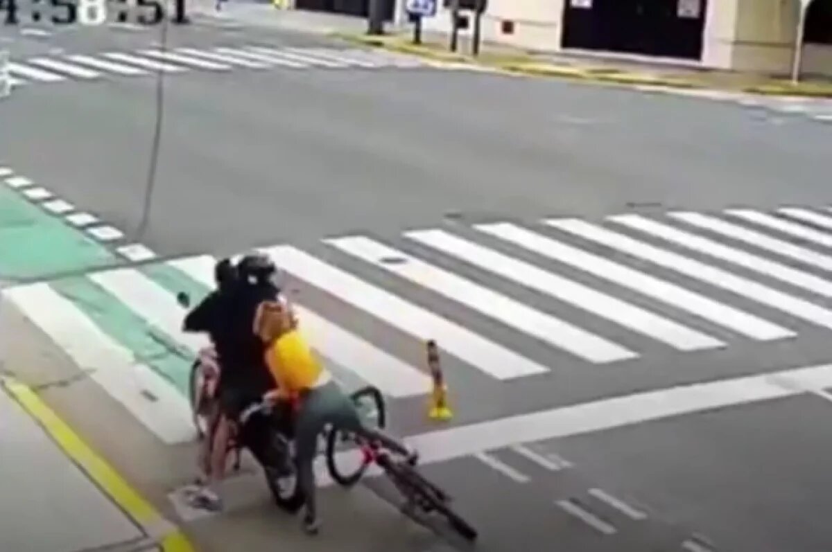    В Аргентине сняли на видео, как россиянка задержала грабителя на мотоцикле